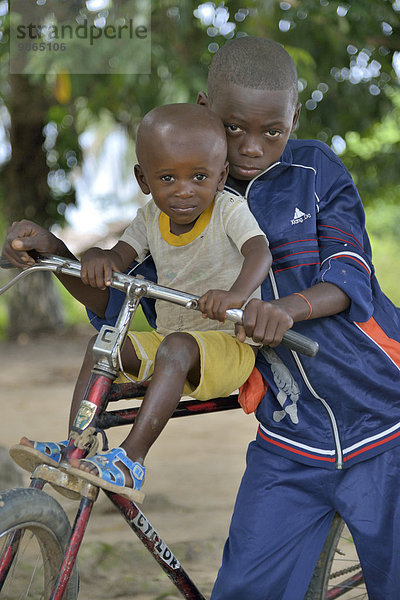 Zwei Kinder mit Fahrrad  Nkala  Provinz Bandundu  Demokratische Republik Kongo