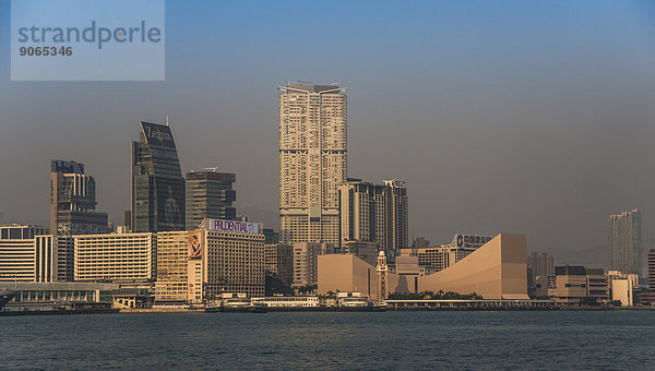 Skyline mit Pier  Uhrturm und Kulturzentrum an der Tsim Sha Tsui Promenade  Kowloon  Hongkong  China