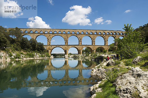 Pont du Gard  römisches Aquädukt  UNESCO Weltkulturerbe  über dem Fluss Gardon  Département Gard  Vers-Pont-du-Gard  Languedoc-Roussillon  Frankreich
