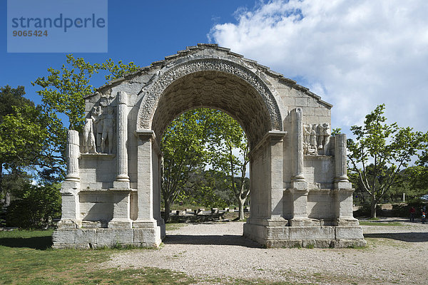 Triumphbogen  Bauwerk der antiken römischen Stadt Glanum  oben später mit Steinplatten abgedeckt  Saint-Rémy-de-Provence  Provence-Alpes-Côte d'Azur  Frankreich