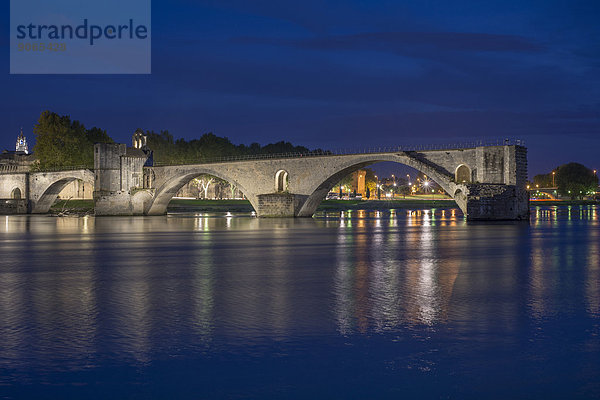 Rhone mit Brücke Pont Saint-Bénézet  auch Pont d'Avignon  Nachtaufnahme  Avignon  Provence-Alpes-Côte d'Azur  Frankreich