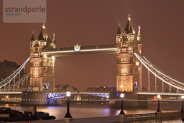 Nachtaufnahme Tower Bridge  London  England  Großbritannien