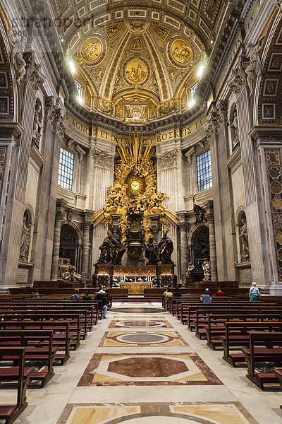 Gläubige im Chor vor Cathedra Petri von Bernini  Basilika Sankt Peter  Petersdom  Vatikanstadt  Vatikan  Rom  Latium  Italien
