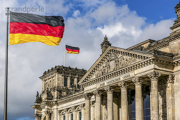 Reichstagsgebäude mit deutschen Fahnen  Berlin  Deutschland