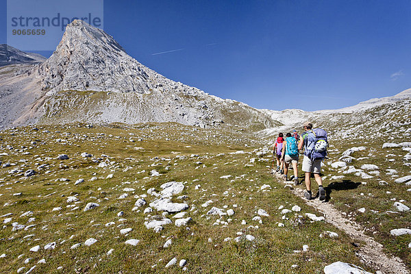 Bergsteiger beim Aufstieg auf den Piz de Lavarela  Naturpark Fanes-Sennes-Prags  hinten der Lavarella-Sattel  Dolomiten  Südtirol  Italien