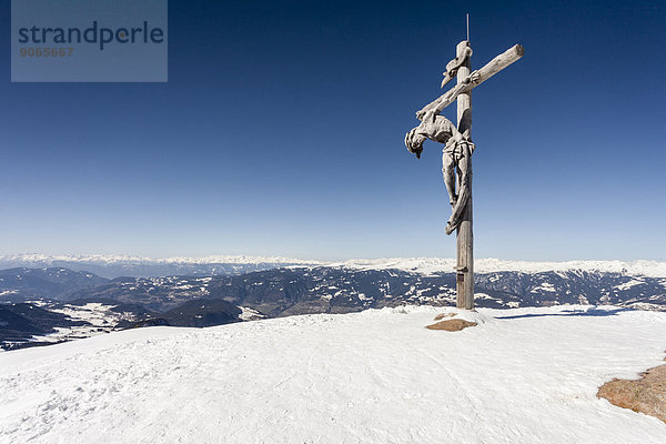 Gipfelkreuz auf der Raschötz  Grödnertal  hinten das Eisacktal  Südtirol  Italien