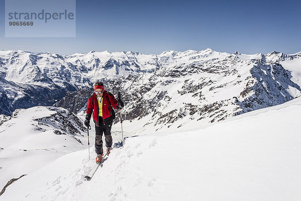 Skitourengeher auf dem Gipfelgrat der Laaser Spitze  Nationalpark Stilfserjoch  hinten die Veneziaspitze  die Zufallspitze und Cevedale  unten das Martelltal  Vinschgau  Südtirol  Italien