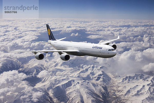 Lufthansa Airbus A340 im Flug über Bergen  Türkei