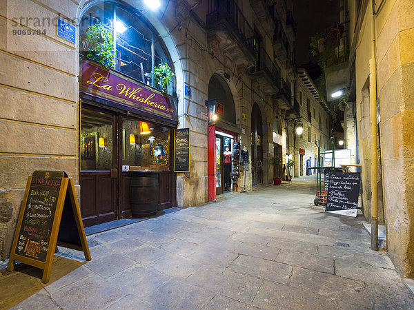 Seitenstraße an den Rambla de Catalunya mit Bars und Restaurants  Barcelona  Katalonien  Spanien