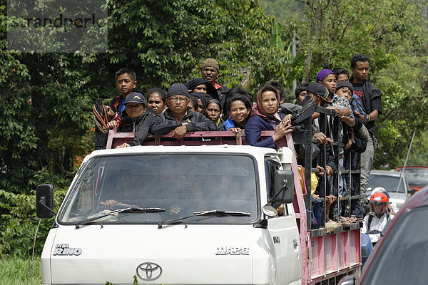 Totenfest  viele Menschen auf einem Lastwagen  Rantepao  Sulawesi Selatan  Indonesien