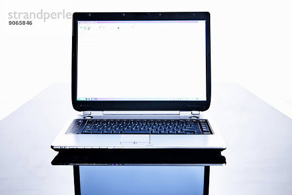 Laptop auf einer spiegelnden Oberfläche