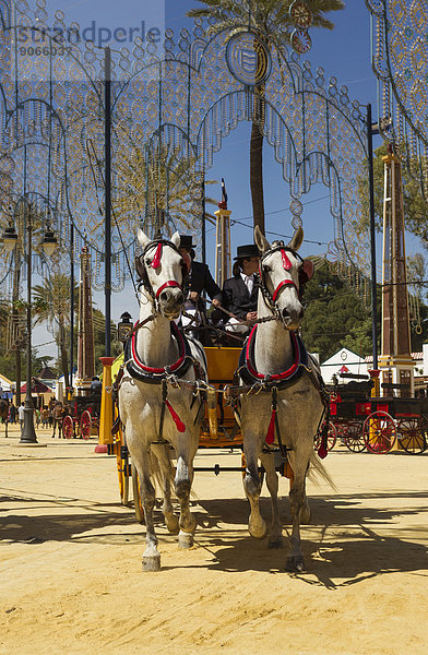 Geschmückte Pferde und Kutscher in Uniform auf der Pferdemesse Feria del Caballo  Jerez de la Frontera  Provinz Cádiz  Andalusien  Spanien