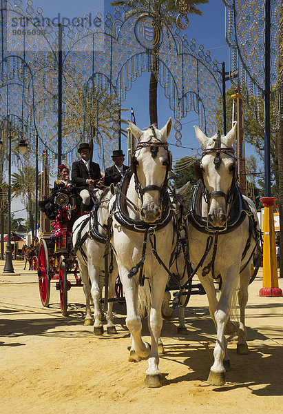 Geschmückte Pferde und Kutscher in Uniform auf der Pferdemesse Feria del Caballo  Jerez de la Frontera  Provinz Cádiz  Andalusien  Spanien