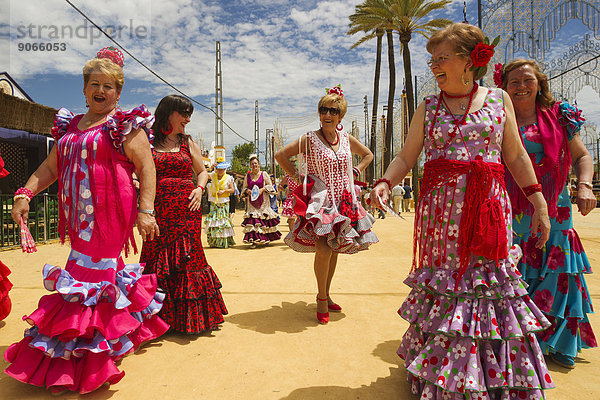 Frauen in Flamencokleidern auf der Feria del Caballo  Jerez de la Frontera  Provinz Cádiz  Andalusien  Spanien