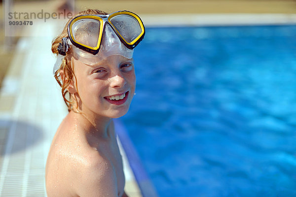 Ein Junge mit Taucherbrille im Freibad.