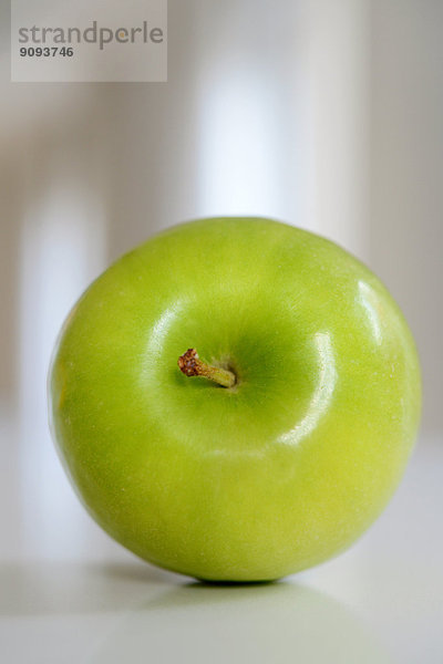 Ein grüner Apfel.