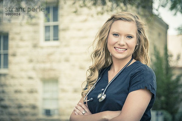 Porträt einer lächelnden jungen Krankenschwester