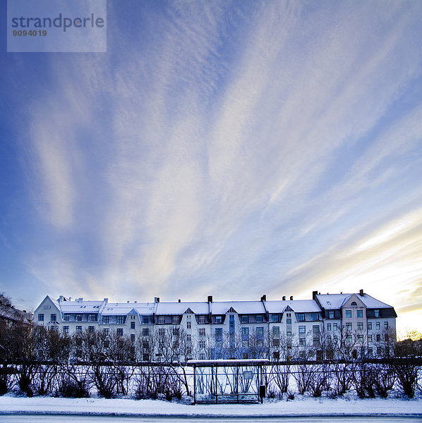 Skandinavien  Norwegen  Bushaltestelle  Schnee  Blauer Himmel
