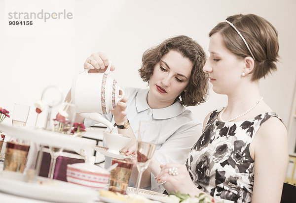 Zwei junge Frauen auf einer Teeparty im Retro-Stil