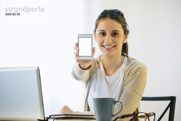 Porträt einer Frau mit einem Smartphone