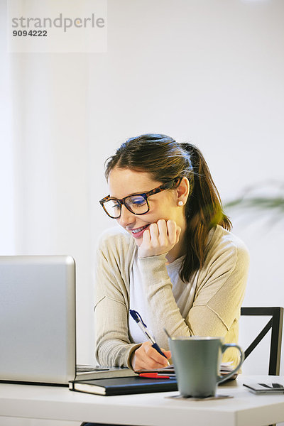 Frau arbeitet im modernen Home-Office