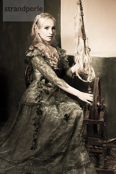 Porträt einer jungen Frau mit Spinnrad