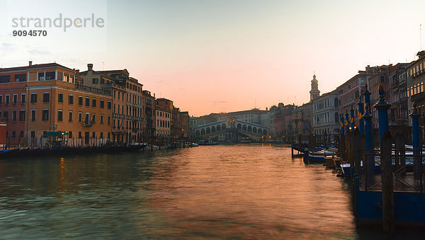 Italien  Veneto  Venedig  Rialtobrücke bei Sonnenaufgang