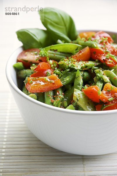 Frühlingssalat mit grünen Bohnen  Zuckerschoten  roter Paprika und Kirschtomaten