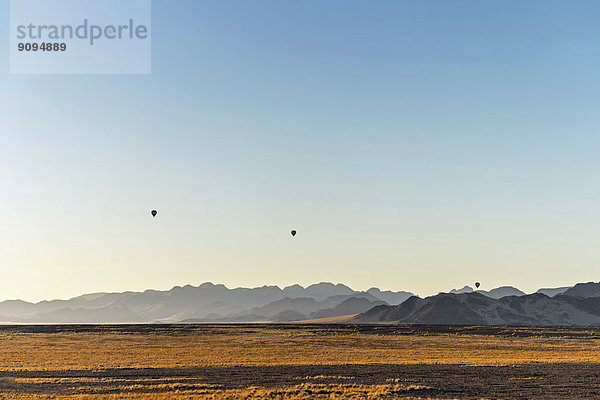 Afrika  Namibia  Sossusvlei  Sonnenaufgang  Drei Luftballons .