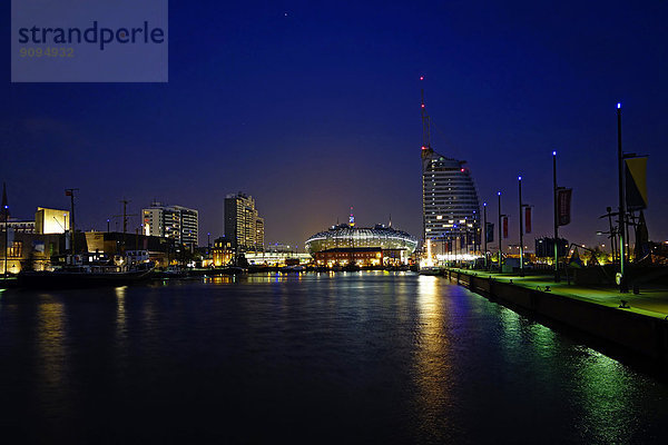 Deutschland  Bremen  Bremerhaven  Hafenbecken  Havenwelten Gebäude bei Nacht