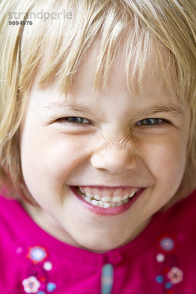 Porträt des lächelnden kleinen Mädchens
