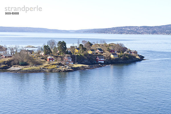 Skandinavien  Norwegen  Oslo  Küste  Insel und Häuser
