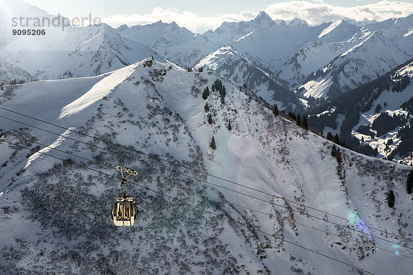 Österreich  Vorarlberg  Riezlern  Berglandschaft mit Seilbahn im Winter