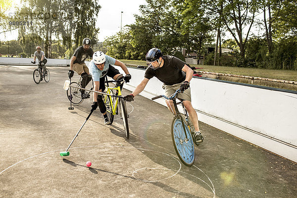 Gruppe von Männern  die Fahrrad-Polo spielen