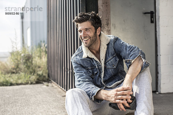 Porträt des lachenden Mannes mit Jeansjacke