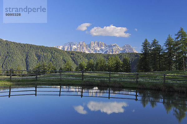 Italien  Trentino-Südtirol  Dolomiten  Latemar-Gebirge  die sich im See spiegeln