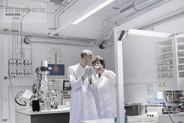 Zwei Wissenschaftler im analytischen Labor mit Rasterelektronenmikroskop