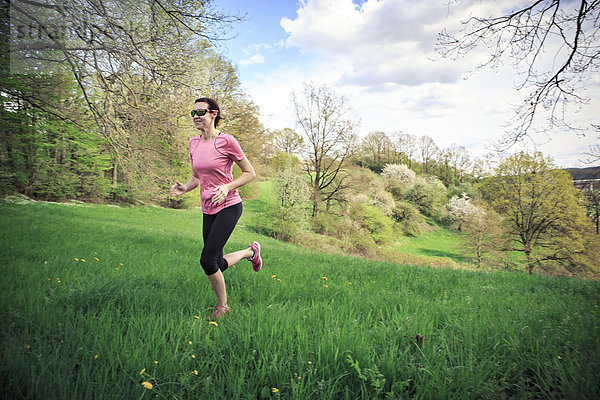 Frau joggt durch die ländliche Landschaft