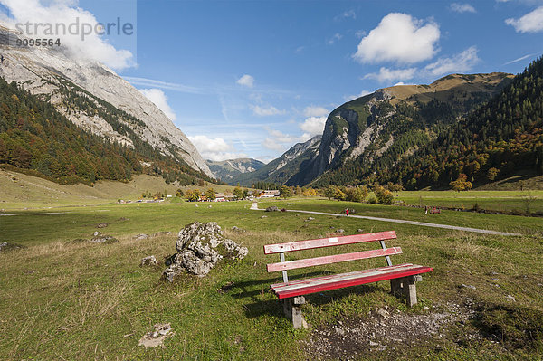 Österreich  Tirol  Alpenpark Karwendel  Holzbank mit der Engalm im Hintergrund