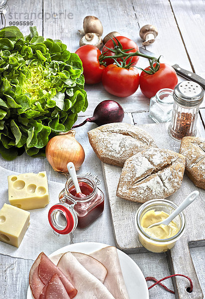 Zutaten von Burgern auf hellem Grund