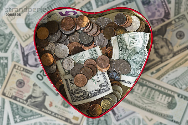 Herzförmige Blechdose mit Geld