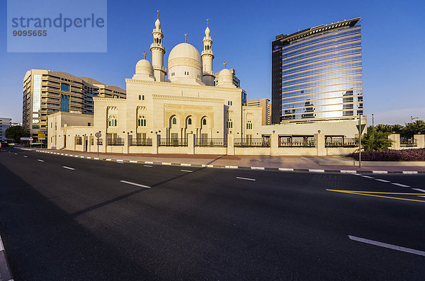 VAE  Dubai  Al Rigga  Moschee und Hilton Hotel an der Al Maktoum Road