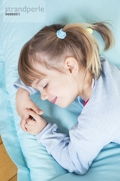 Porträt eines kleinen Mädchens  das auf einem Bohnensack schläft  erhöhte Ansicht