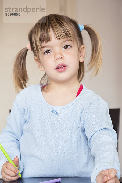 Porträt eines kleinen Mädchens mit Wachsmalstiften