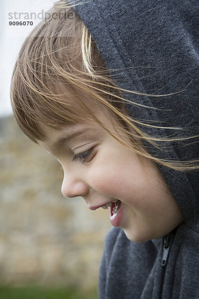Porträt eines lachenden kleinen Mädchens in Kapuzenjacke