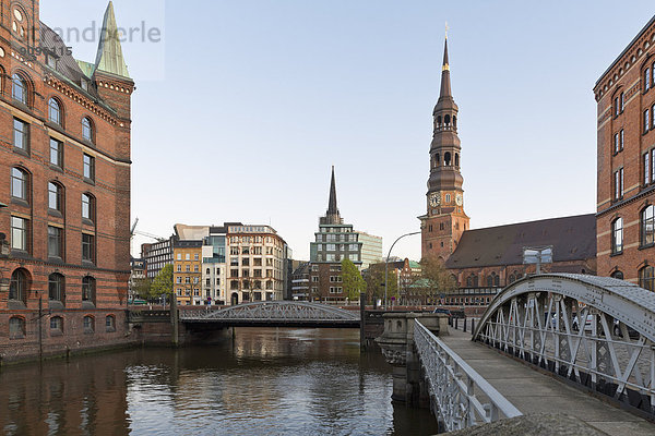 Deutschland  Hamburg  Brücke und Kirche in der Speicherstadt