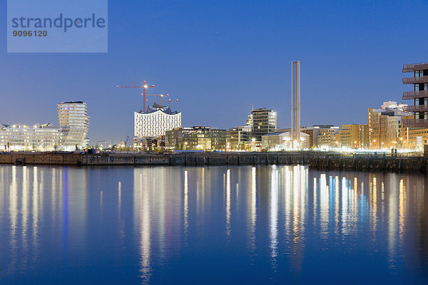 Deutschland  Hamburg  Hafencity mit Elbphilharmonie bei Nacht