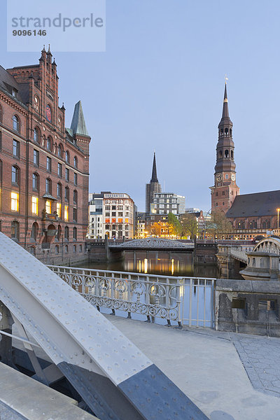 Deutschland  Hamburg  Brücke und Kirche in der Speicherstadt
