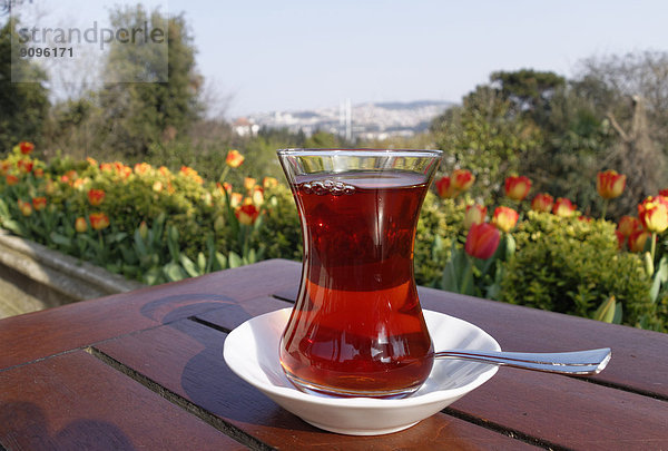 Türkei  Istanbul  Yildiz Park  Cay  Glas türkischer Tee