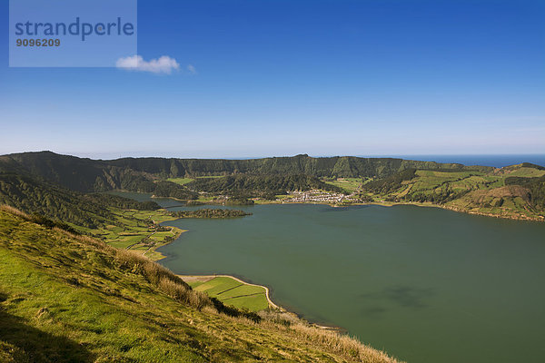 Portugal  Azoren  Sao Miguel  Blick von Caldeira das Sete Cidades auf Lagoa Azul und Lagoa Verde